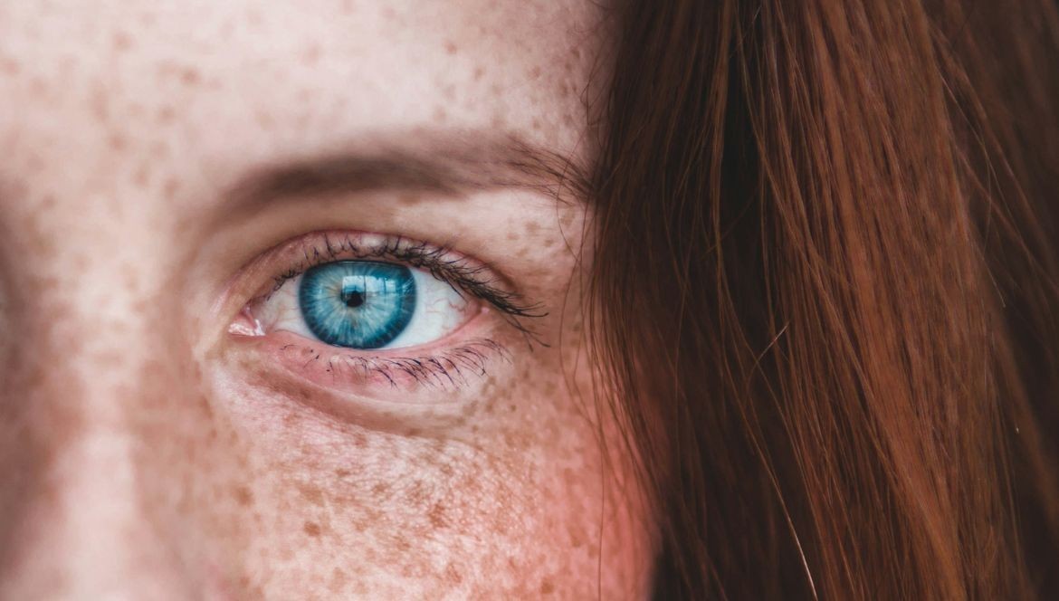 Pourquoi prendre soin du contour des yeux ?